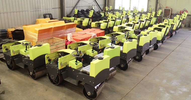 欧博abg集团一批小型压路机经青岛港出口印度