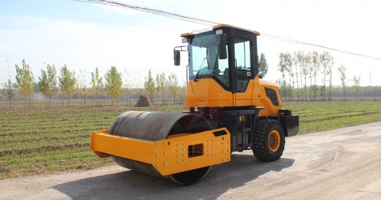 驾驶式压路机“；て琳稀薄寰部刂葡低