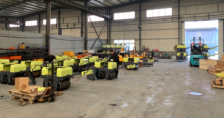 阳春三月,一批小型压路机出口外洋，去赴一场他国春暖花开!